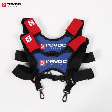   Revoc 2 pontos Gyermek Távirányító tartó Heveder, Kék Revoc Logóval, 2 db Piros vállpánt párnával. (Beérkezés alatt)