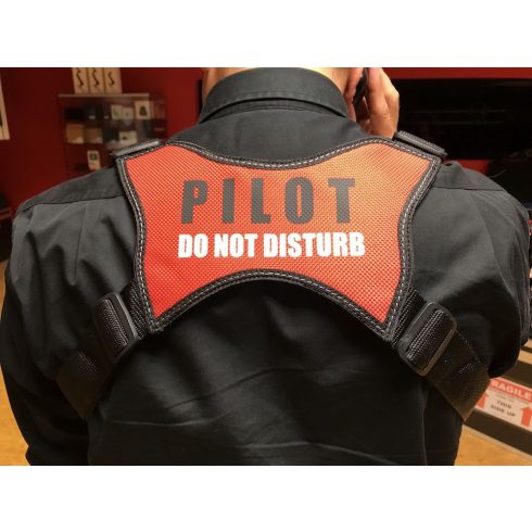Revoc 2 pontos Távirányító tartó Heveder, "PILOT DO NOT DISTURB" (Pilota, Ne Zavarjon) Felirattal.